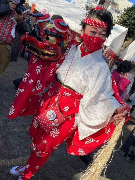 若獅子で練り歩く若奈